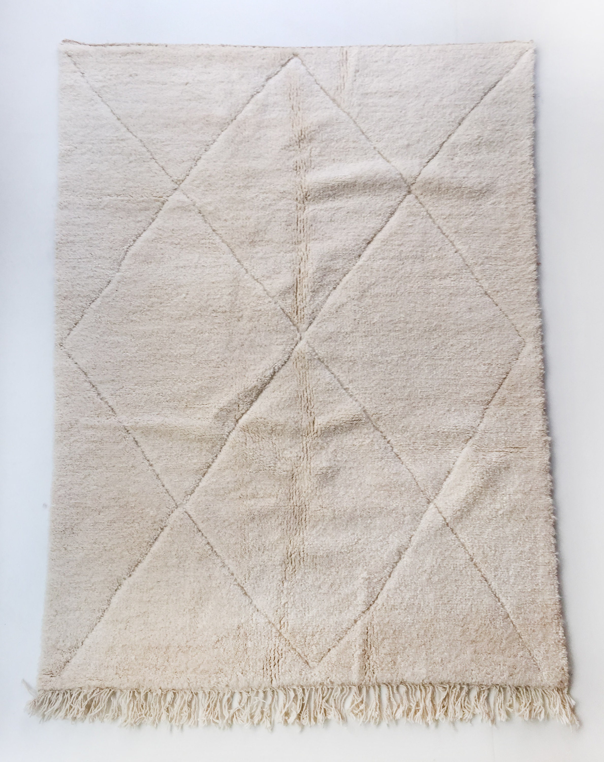 Tapis Berbère Beni Ouarain Écru Uni à Losanges Gravés 242x167cm