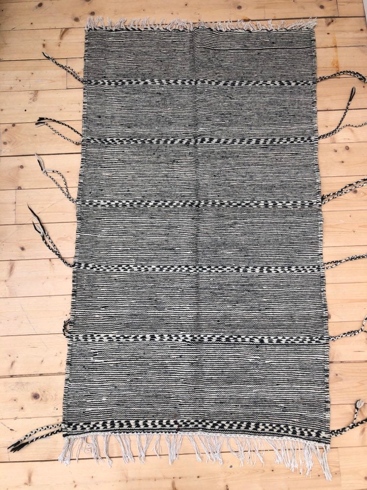 Authentique Tapis Berbère Marocain Kilim Zanafi Noir et Blanc 1, 54x0, 91M