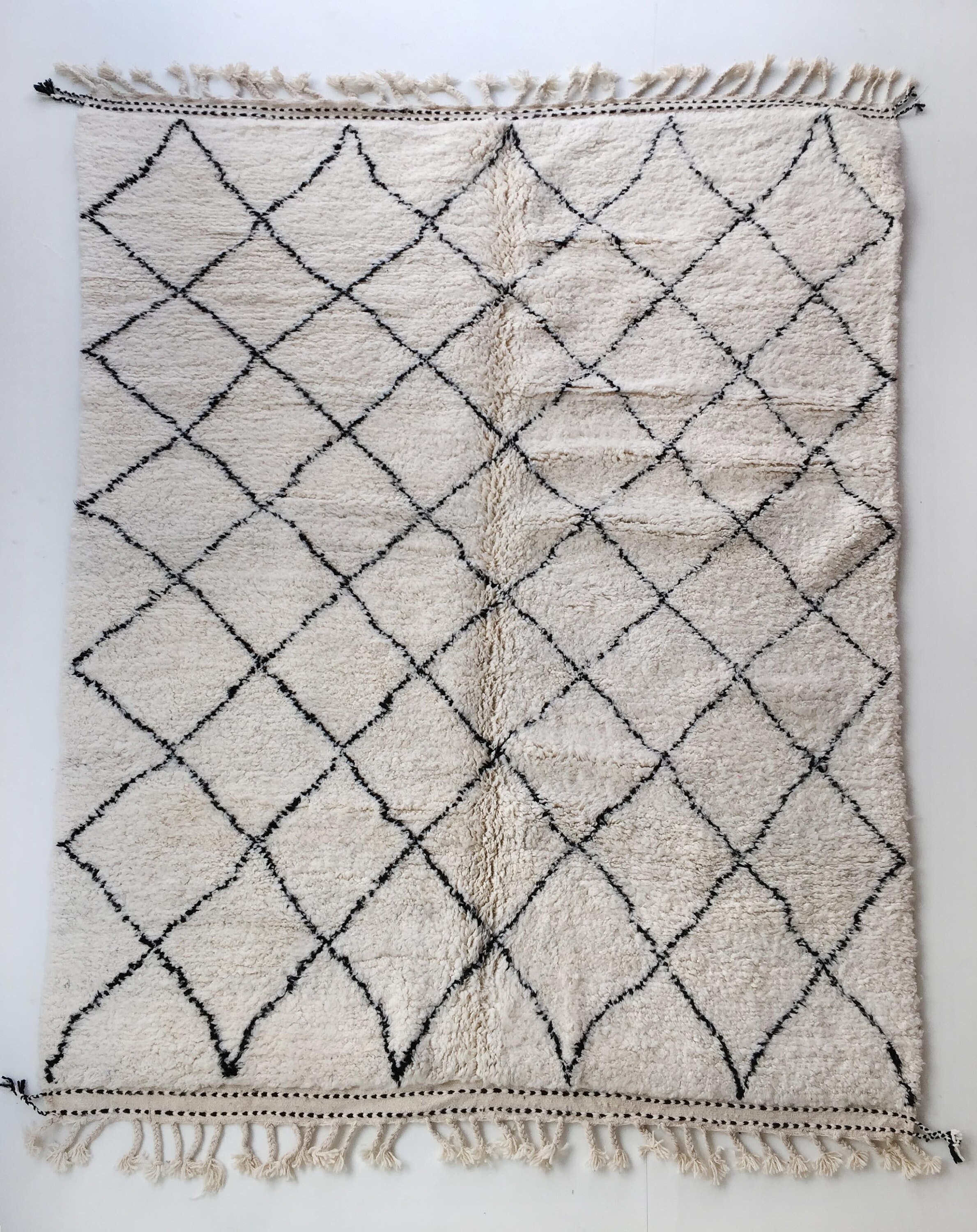 Tapis Berbère Beni Ouarain Écru à Losanges Noirs 284x214cm