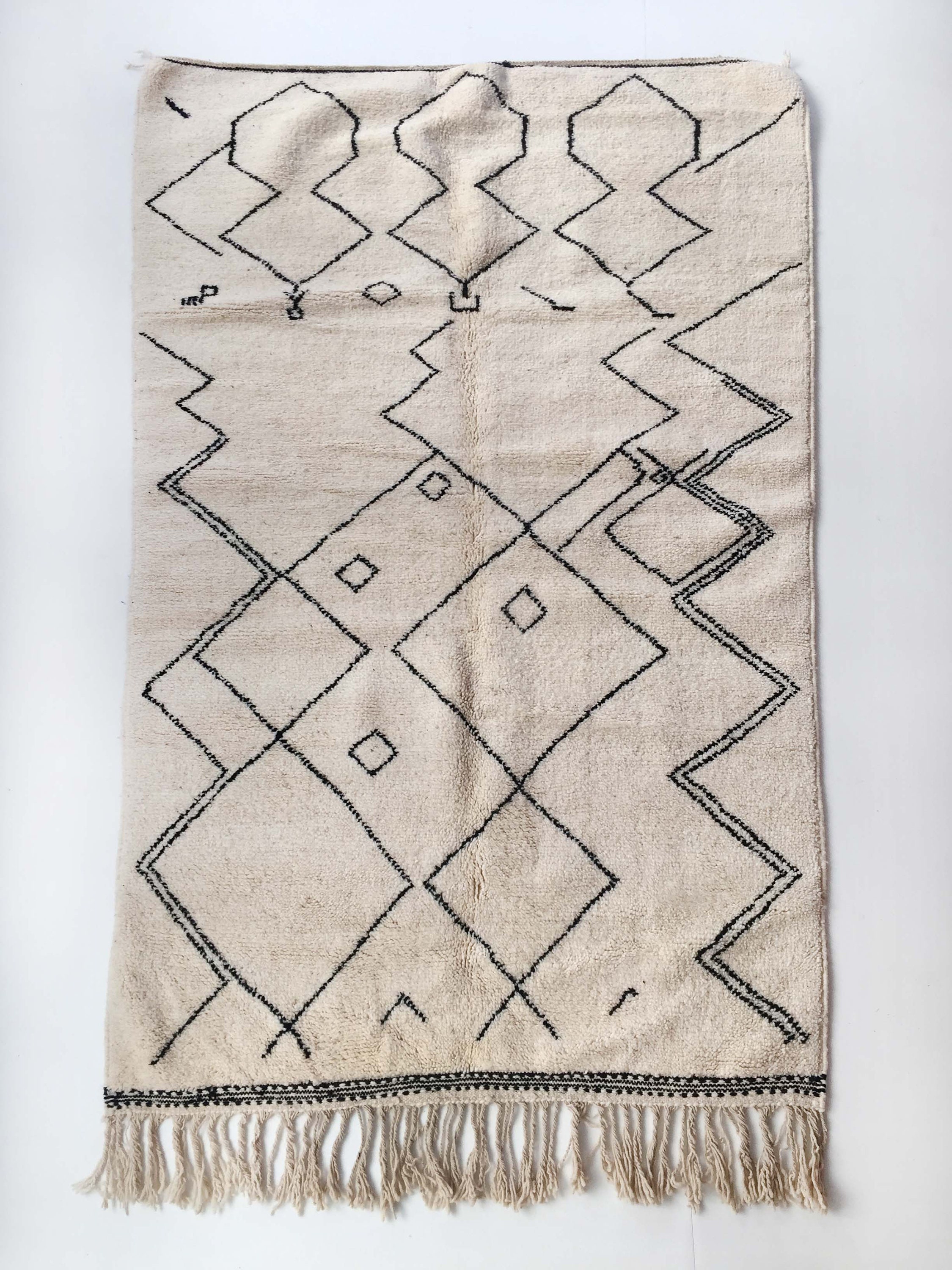 Tapis Berbère Marocain Beni Ouarain Écru à Motifs Noirs 260x146cm