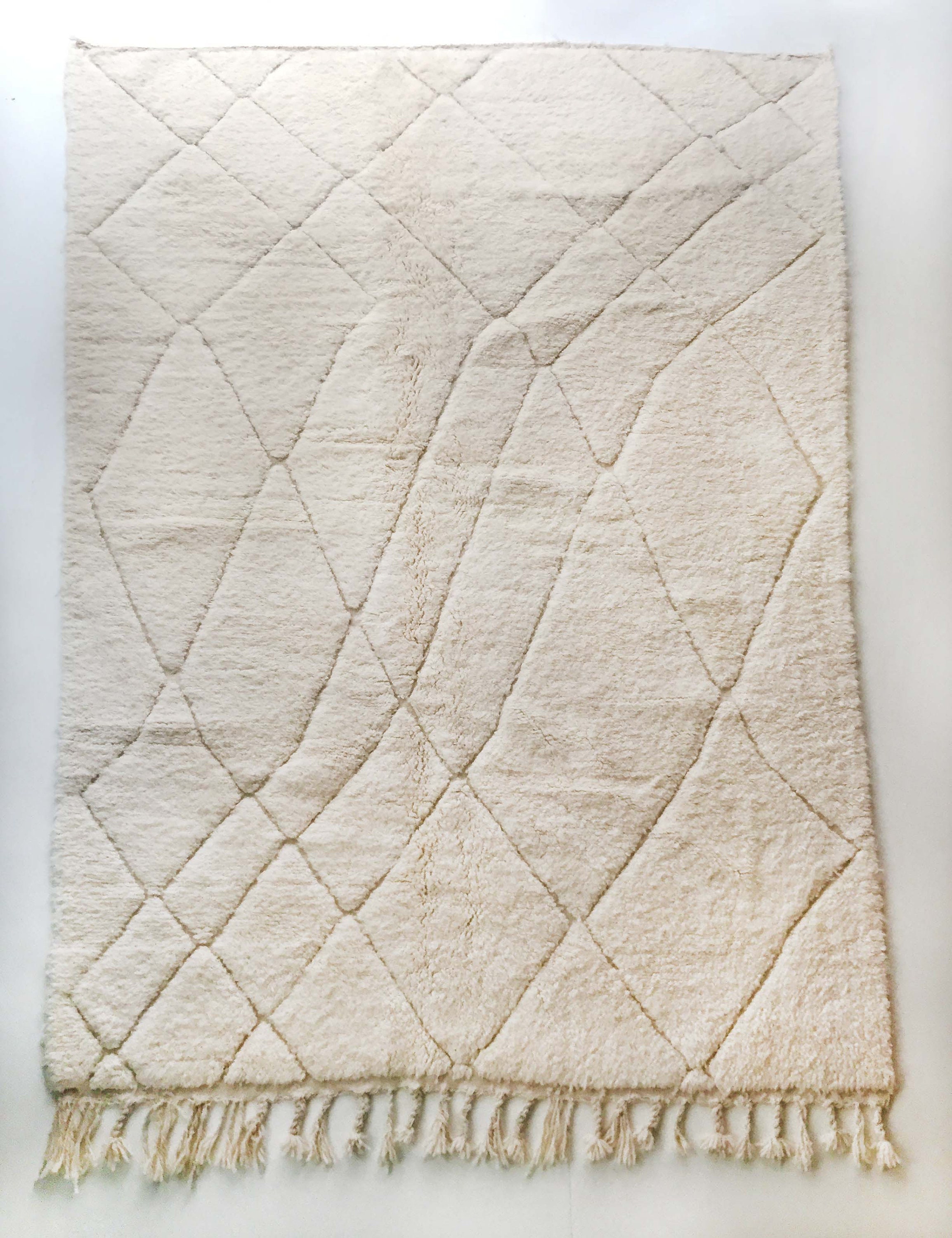 Tapis Berbère Marocain Beni Ouarain Écru Uni à Motifs Gravés 302x198cm