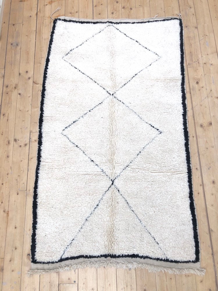 Tapis Berbère Marocain Beni Ouarain A Losanges Noirs Tissés Dans La Trame et Contour Noir 2, 18x1, 2