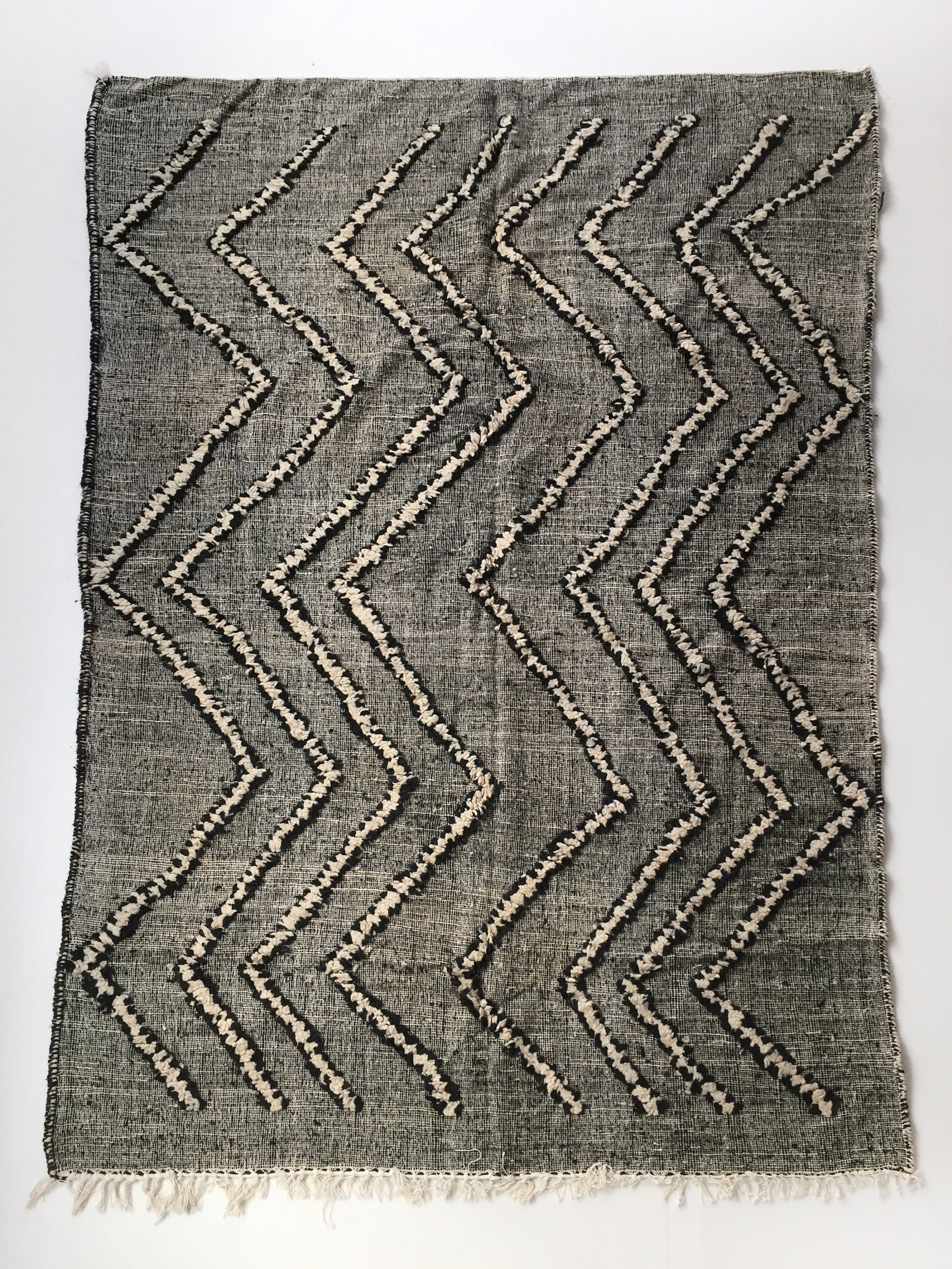 Kilim Berbère Zanafi Noir et Écru à Motif Chevron 275x186cm