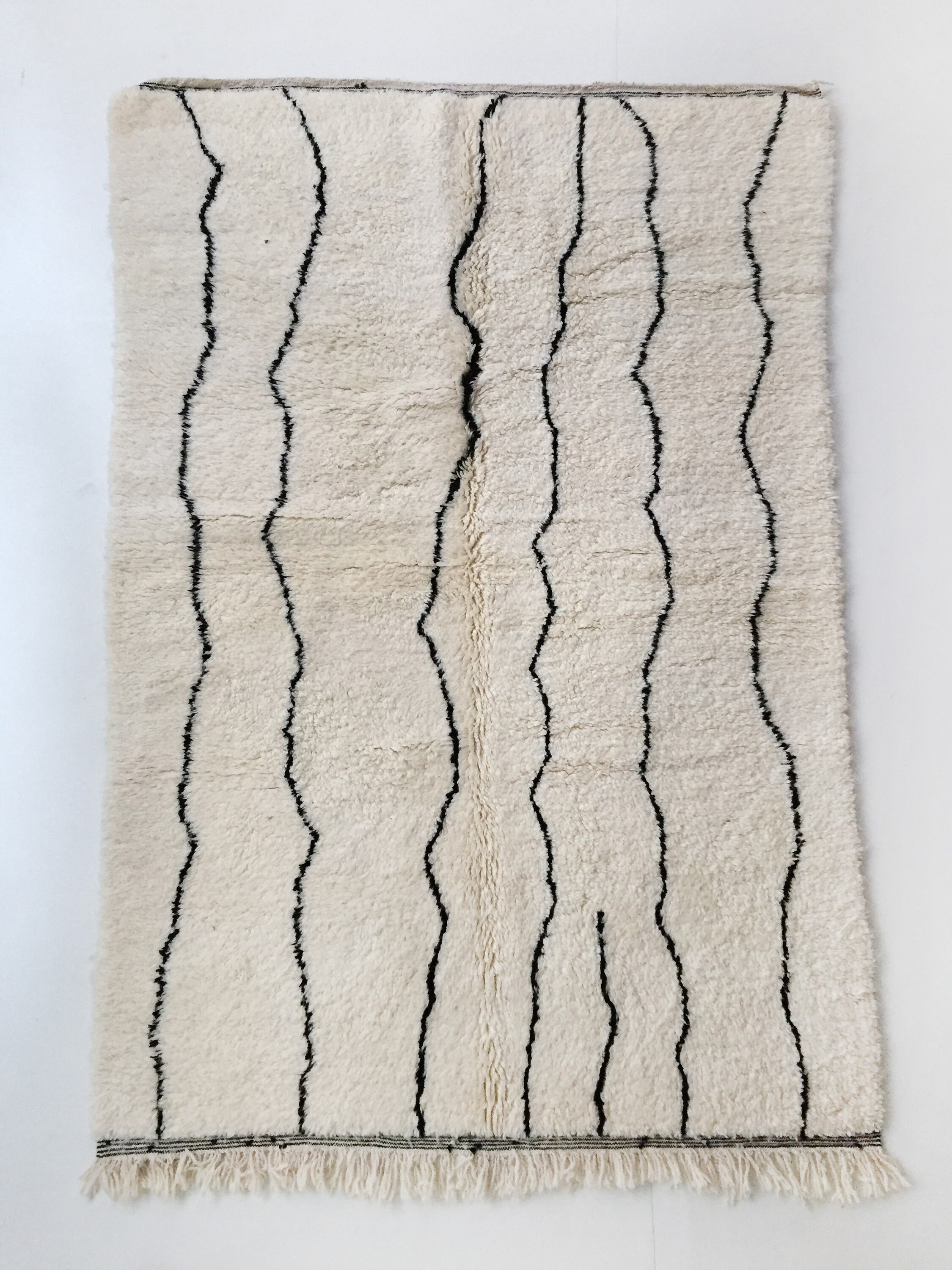 Tapis Berbère Beni Ouarain Écru à Lignes Graphiques Noires 251x163cm