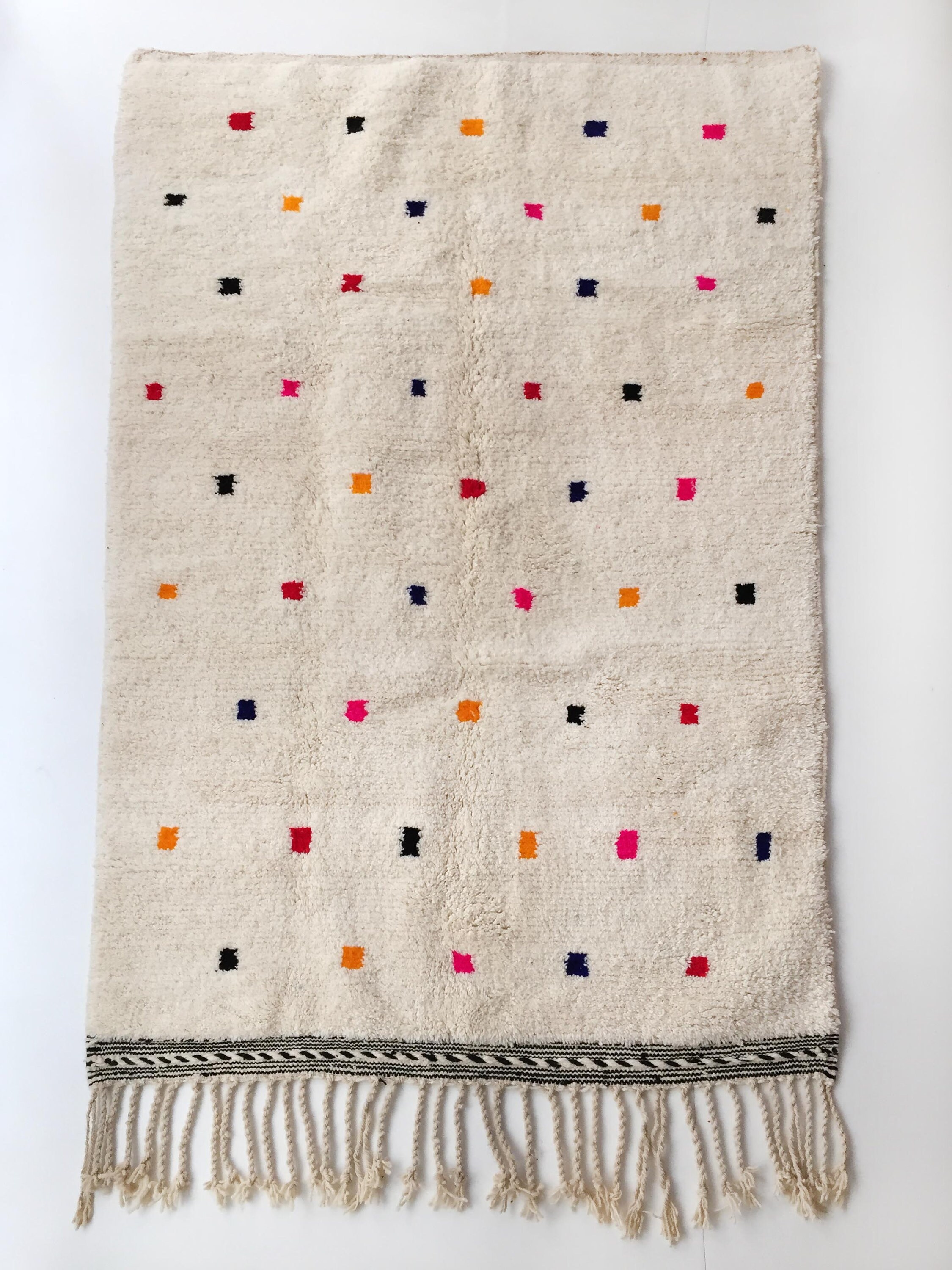 Tapis Berbère Beni Ouarain Écru à Petits Carrés Colorés 227x140cm