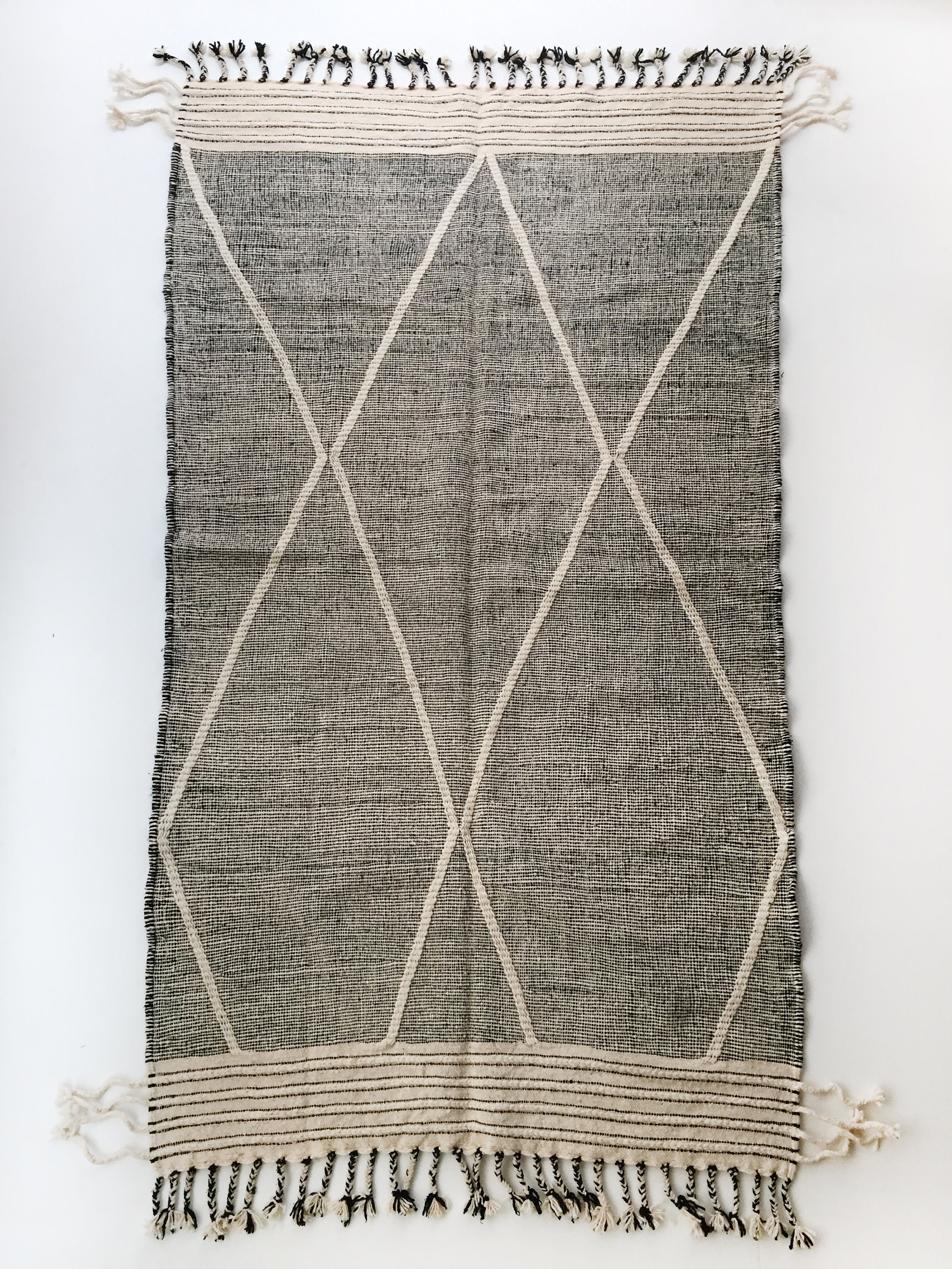 Kilim Berbère Zanafi Noir et Écru à Losanges Blancs 262x139cm