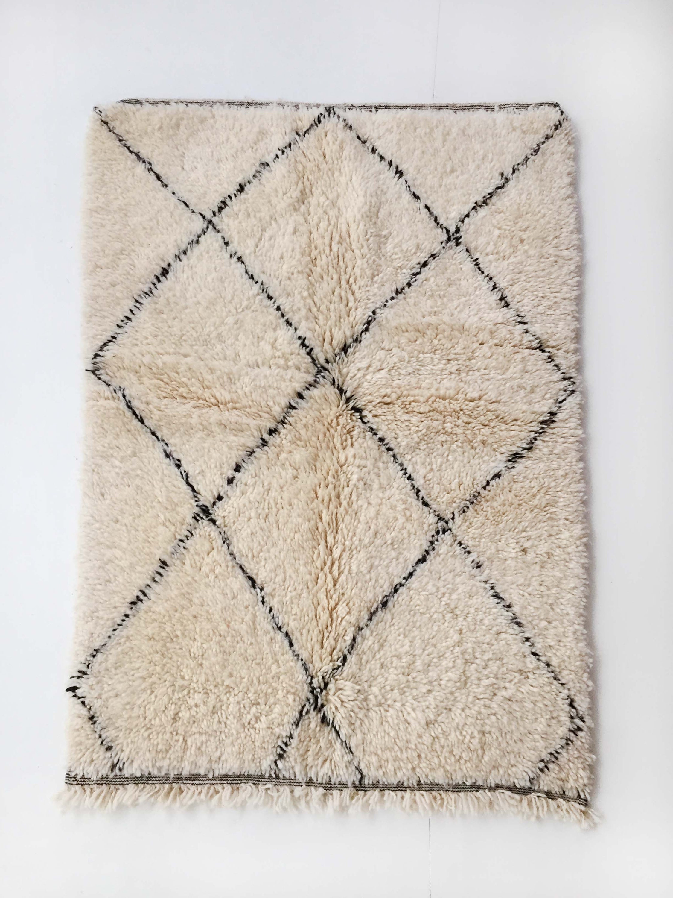 Tapis Berbère Marocain Marmoucha Neuf Écru à Losanges Noirs 1, 59x1, 08M