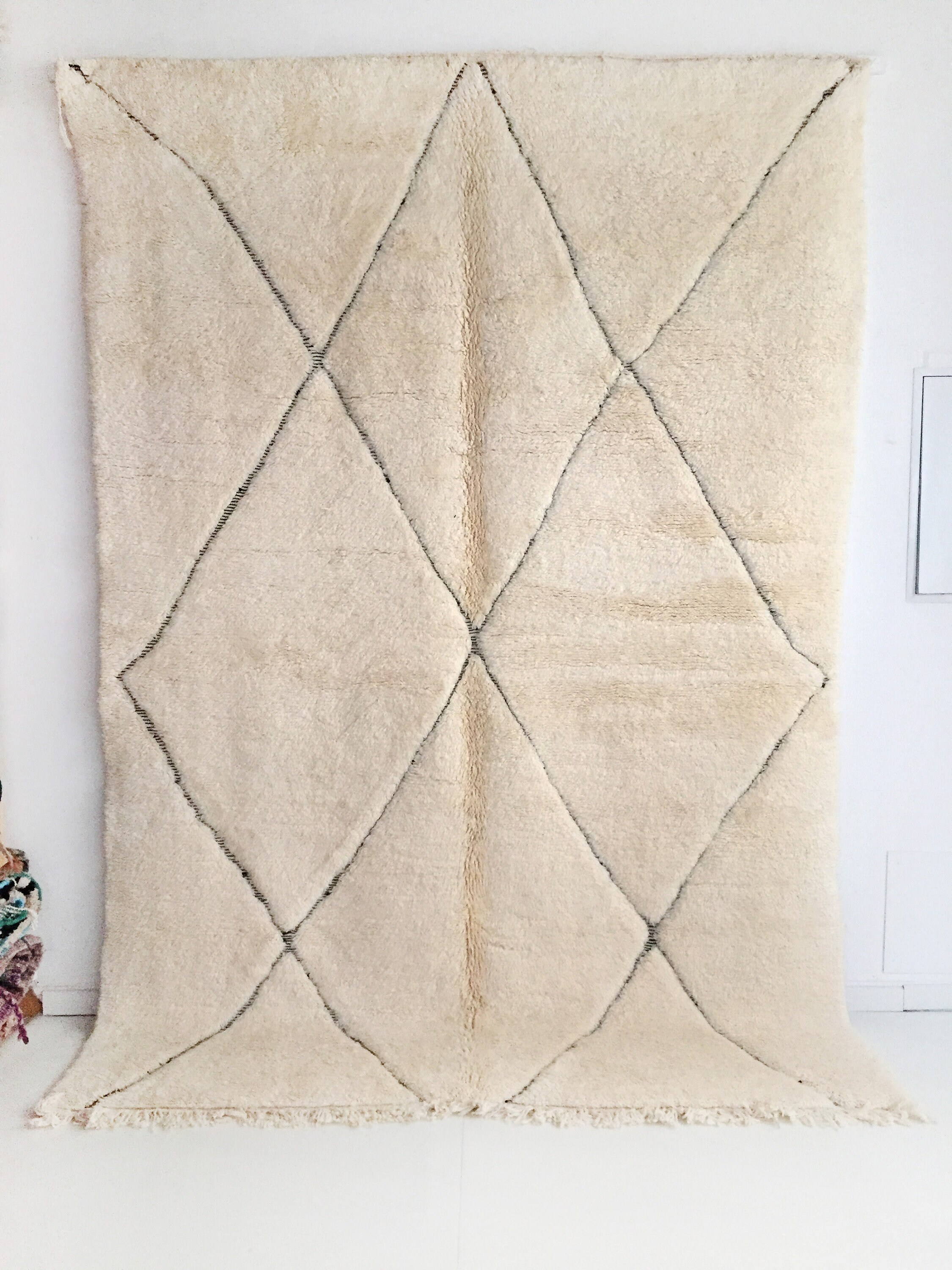 Tapis Berbère Beni Ouarain Écru à Losanges Noirs Gravés 260x144cm