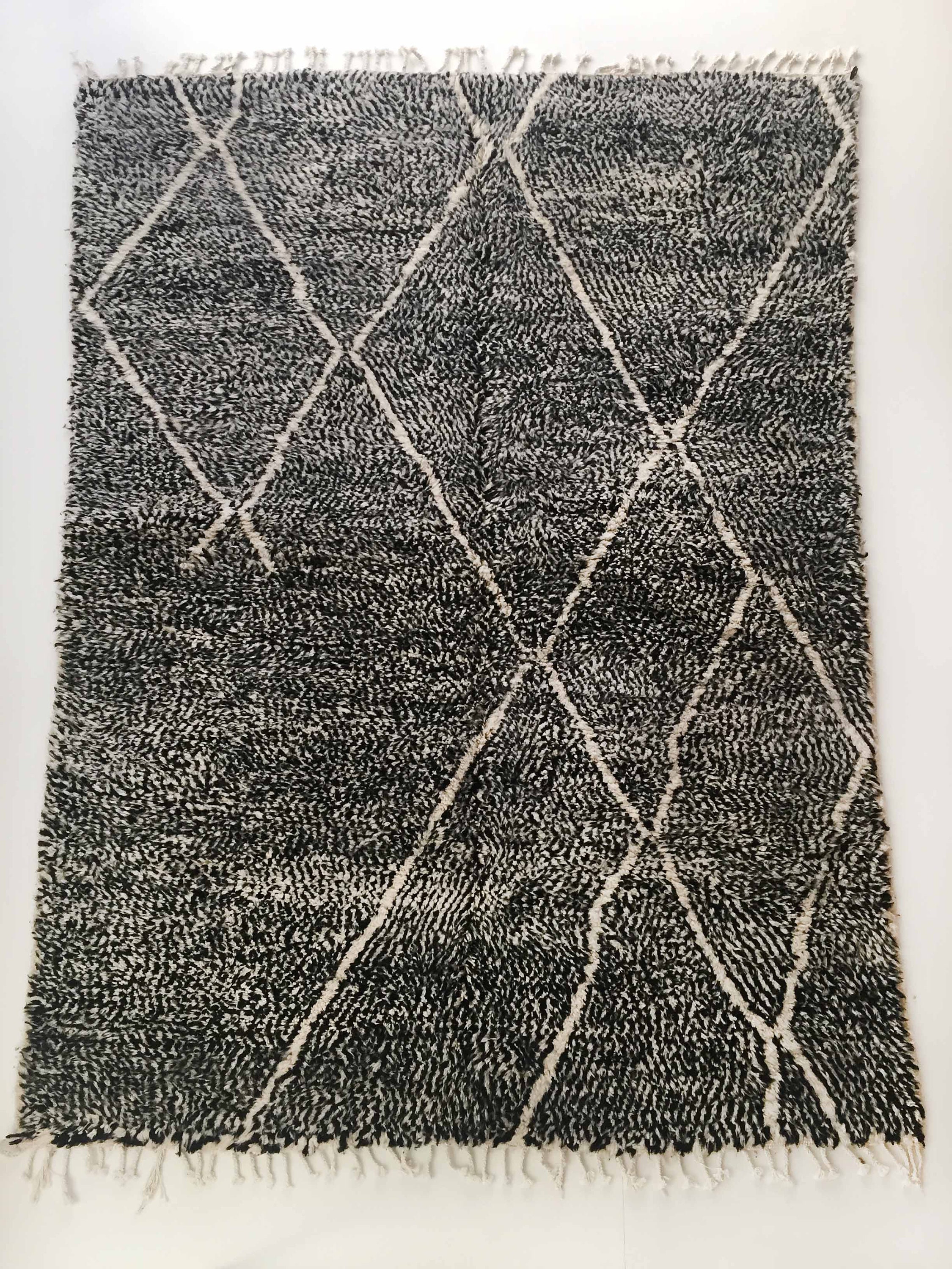 Tapis Berbère Beni Ouarain Noir et Blanc Chiné à Losanges 300x203cm
