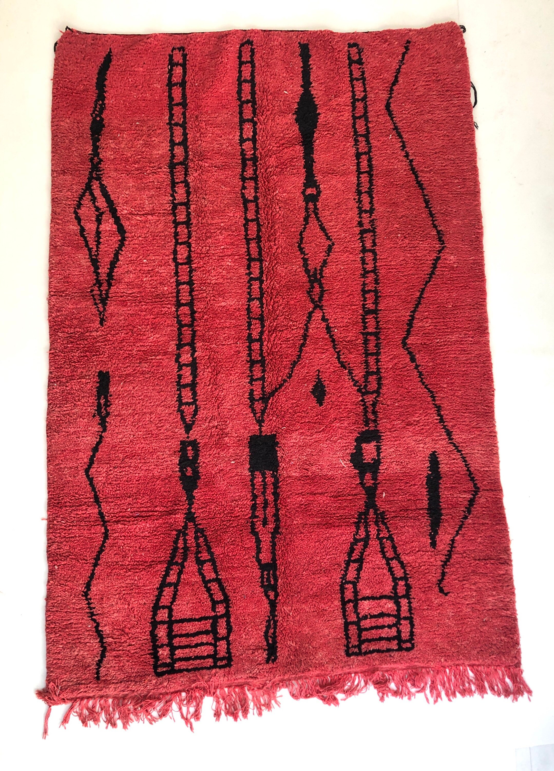 Tapis Berbère Marocain Beni Ouarain Rouge à Motifs Noirs Neuf 2, 42x1, 60M