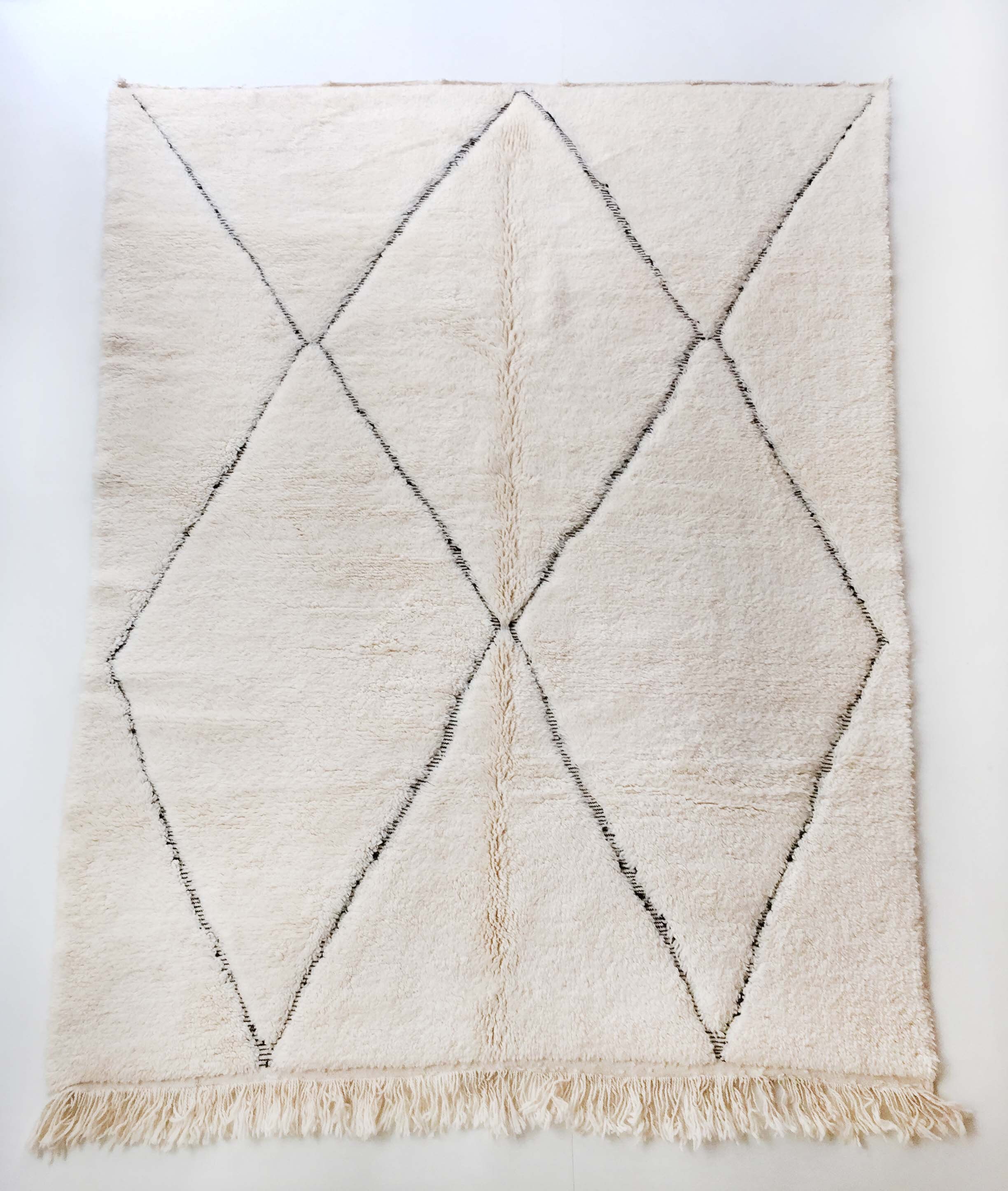 Tapis Berbère Beni Ouarain Écru à Losanges Noirs Gravés 284x203cm