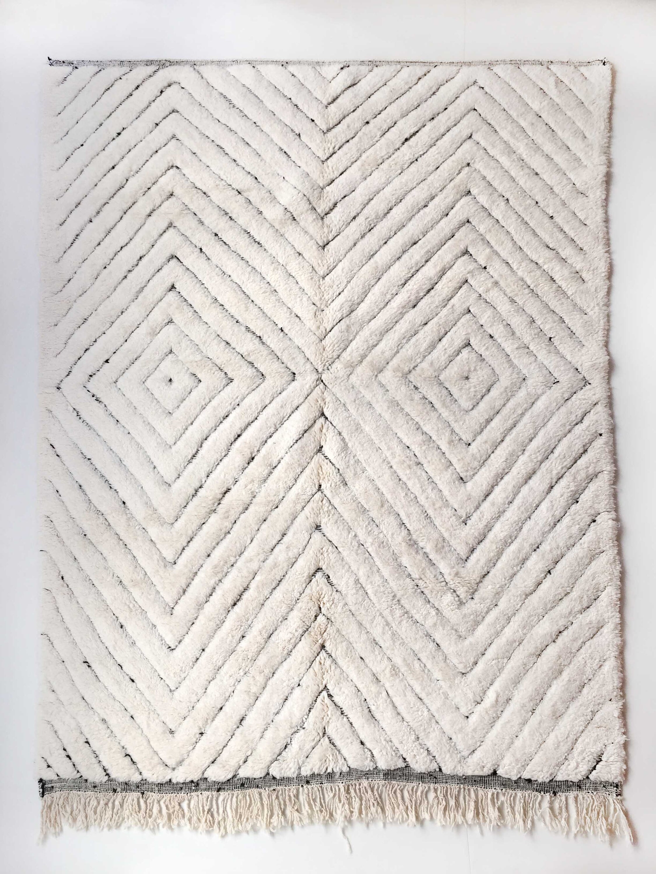 Tapis Berbère Beni Ouarain Écru à Losanges Noirs Gravés 300x196cm