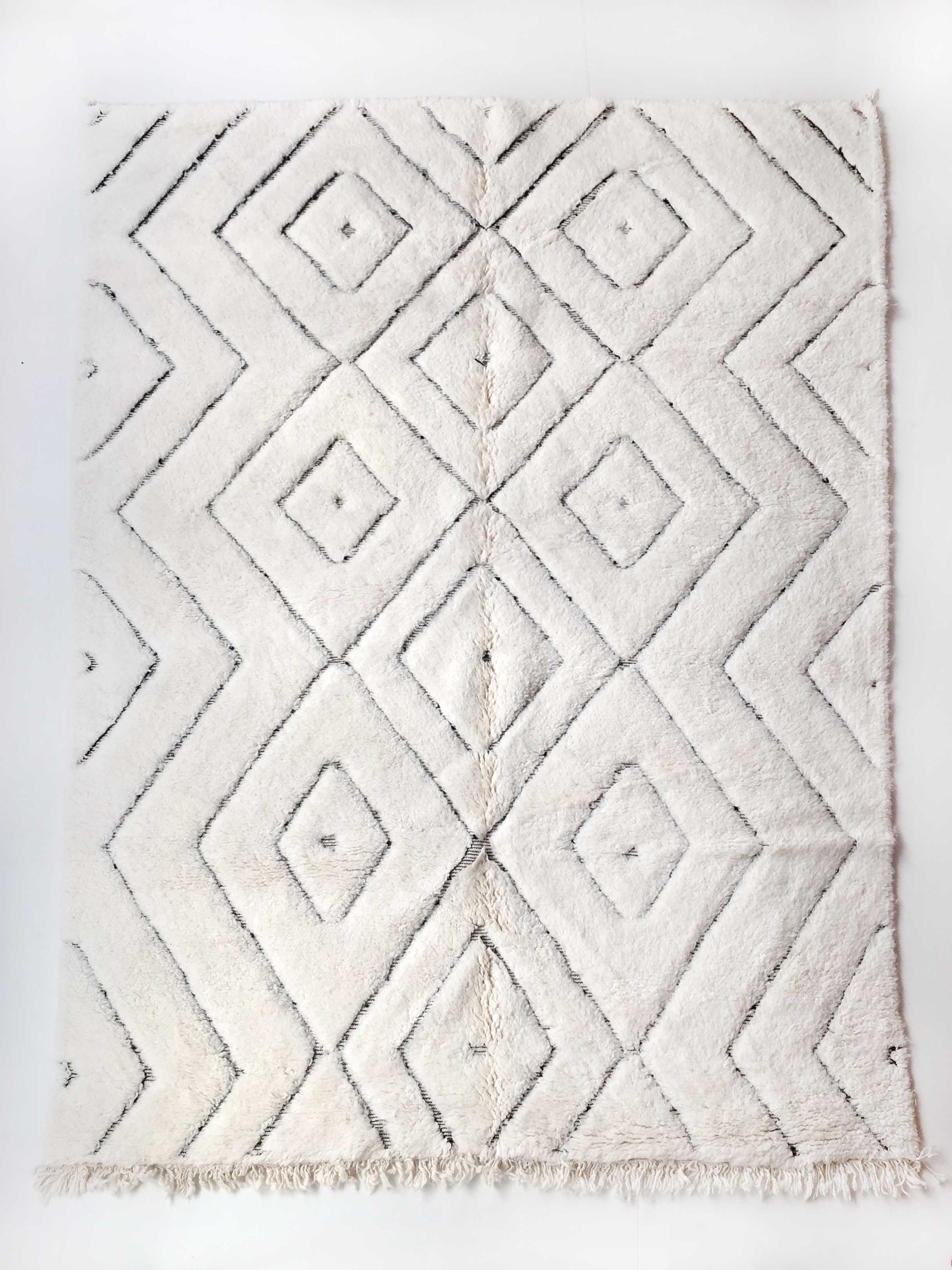 Tapis Berbère Beni Ouarain Écru à Losanges Noirs Gravés 300x203cm