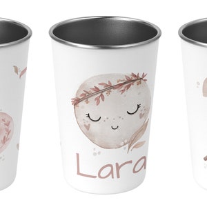 Könnte beinhalten: Drei weiße Edelstahlbecher mit silbernen Rändern. Jeder Becher hat ein anderes Aquarelldesign: einen Mond mit Pfeilen, einen lächelnden Mond mit dem Namen "Lara" und einen Regenbogen mit einem Ast und Pfeilen. Die Designs sind in Rosa- und Brauntönen gehalten.