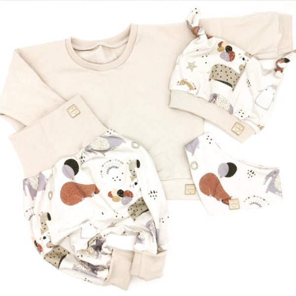 sleeping bear beige – Knotenmütze – Dreieckstuch – Sweater – Pumphose - Baby - Kinder - Kleidung