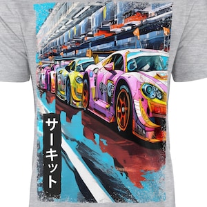 Op de afbeelding: Lichtgrijs t-shirt met een kleurrijke illustratie van raceauto's op een circuit. De auto's zijn in roze, geel en paars, met Japanse tekst op de voorkant.