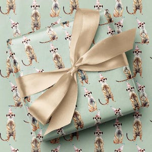 Papel de regalo con suricatas y sombreros de fiesta / Lindos animales verde salvia para celebrar cumpleaños, hojas y rollos de papel de regalo