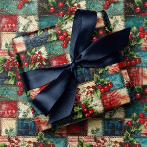 Carta da regalo di lusso con stampa patchwork natalizia - Motivo patchwork, agrifoglio e bacche - Carta da regalo invernale di lusso