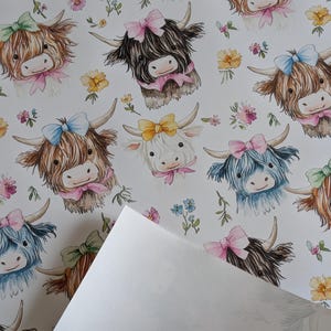 Papel de regalo con diseño de vacas de las Highlands en acuarela – Papel de regalo floral para cumpleaños imagen 3