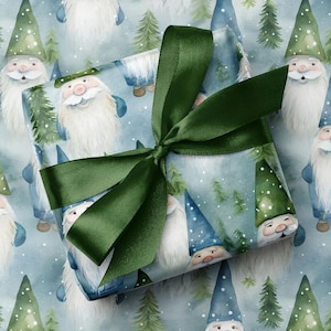 Weihnachten Gnome und Zauberer Luxus Geschenkpapier - Handgezeichnete Weihnachts Wichtel Geschenkpapier - Luxus Pastel Blues & Greens
