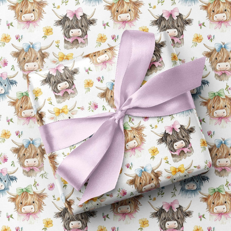 Papel de regalo con diseño de vacas de las Highlands en acuarela – Papel de regalo floral para cumpleaños imagen 1