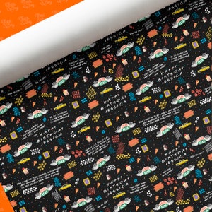 Könnte beinhalten: Schwarzes Geschenkpapier mit einem sich wiederholenden Muster aus ikonischen Bildern und Zitaten aus der Fernsehserie Friends. Das Design umfasst das Central Perk-Logo, gelbe Taxis, Pizzastücke und den Text "Happy Birthday Jessica."