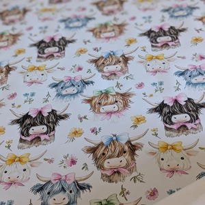 Papel de regalo con diseño de vacas de las Highlands en acuarela – Papel de regalo floral para cumpleaños imagen 2