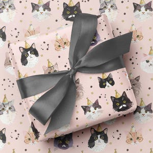 Papier cadeau « Célébrations de chats » dessiné à la main - Chats portant des chapeaux de fête imprimés - Papier chat rose pastel, cadeaux sur le thème des chats