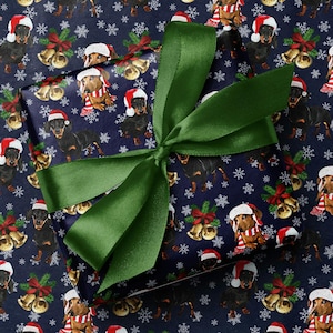 Carta da regalo natalizia con bassotti nella neve - Simpatico cagnolino bassotto con cappelli da Babbo Natale - Carta da regalo natalizia stampata a tema cagnolino