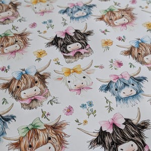 Papel de regalo con diseño de vacas de las Highlands en acuarela – Papel de regalo floral para cumpleaños imagen 4