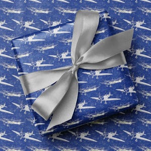 Spitfire Blueprint Geschenkpapier | Vintage RAF Kampfflugzeug auf Royal-Blau | Vatertags- & Geschenkpapierrolle für Flugliebhaber