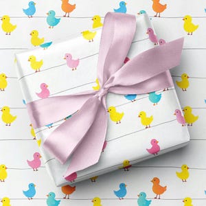 Carta da regalo con simpatici pulcini di Pasqua colorati - Stampa di uccelli rosa, blu e gialli ad acquerello - Confezione regalo di lusso per compleanni e qualsiasi occasione primaverile