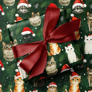 Papier cadeau « chats festifs » dessinés à la main - emballage cadeau imprimé chats portant des bonnets de père Noël - papier chat vert riche, cadeaux sur le thème des chats
