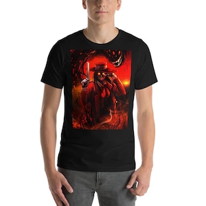 Puede incluir: Camiseta negra con un gráfico de un personaje con traje rojo, sombrero y corbata, sosteniendo una cuchilla. La ilustración tiene un fondo rojo y naranja con una figura oscura y sombreada. La camiseta está hecha de un material suave.