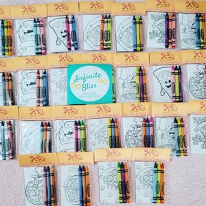 Puede incluir: Un conjunto de 18 p&aacute;ginas para colorear con ilustraciones de pizzas. Cada p&aacute;gina est&aacute; empaquetada con tres l&aacute;pices de colores en una bolsa de pl&aacute;stico transparente. Las bolsas est&aacute;n etiquetadas con el texto "Love from the Pizza Slice". El texto "Infinite Bliss Gift and Souvenir Shop" es visible en una etiqueta.