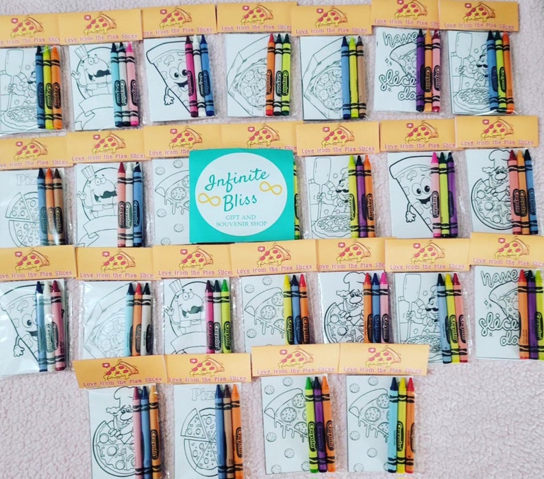 Puede incluir: Un conjunto de 18 p&aacute;ginas para colorear con ilustraciones de pizzas. Cada p&aacute;gina est&aacute; empaquetada con tres l&aacute;pices de colores en una bolsa de pl&aacute;stico transparente. Las bolsas est&aacute;n etiquetadas con el texto "Love from the Pizza Slice". El texto "Infinite Bliss Gift and Souvenir Shop" es visible en una etiqueta.