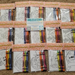 Puede incluir: Un conjunto de 10 kits de actividad para colorear con tem&aacute;tica de pizza y l&aacute;pices de colores. Cada kit incluye una peque&ntilde;a tarjeta blanca con una p&aacute;gina para colorear con tem&aacute;tica de pizza y un juego de cuatro l&aacute;pices de colores. Los kits est&aacute;n empaquetados en bolsas de pl&aacute;stico transparentes con un encabezado rosa y naranja que dice "Mariposa's 5th Birthday".