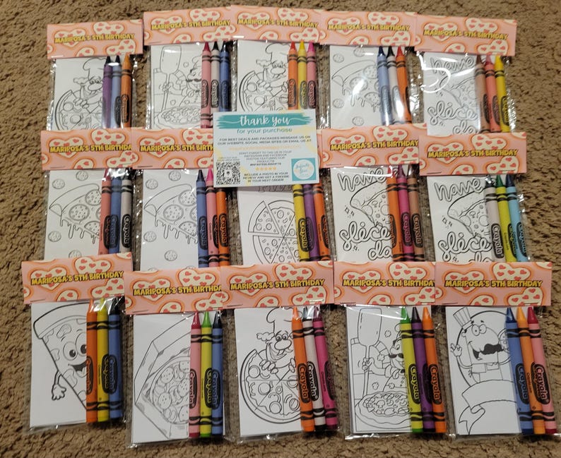 Puede incluir: Un conjunto de 10 kits de actividad para colorear con tem&aacute;tica de pizza y l&aacute;pices de colores. Cada kit incluye una peque&ntilde;a tarjeta blanca con una p&aacute;gina para colorear con tem&aacute;tica de pizza y un juego de cuatro l&aacute;pices de colores. Los kits est&aacute;n empaquetados en bolsas de pl&aacute;stico transparentes con un encabezado rosa y naranja que dice "Mariposa's 5th Birthday".