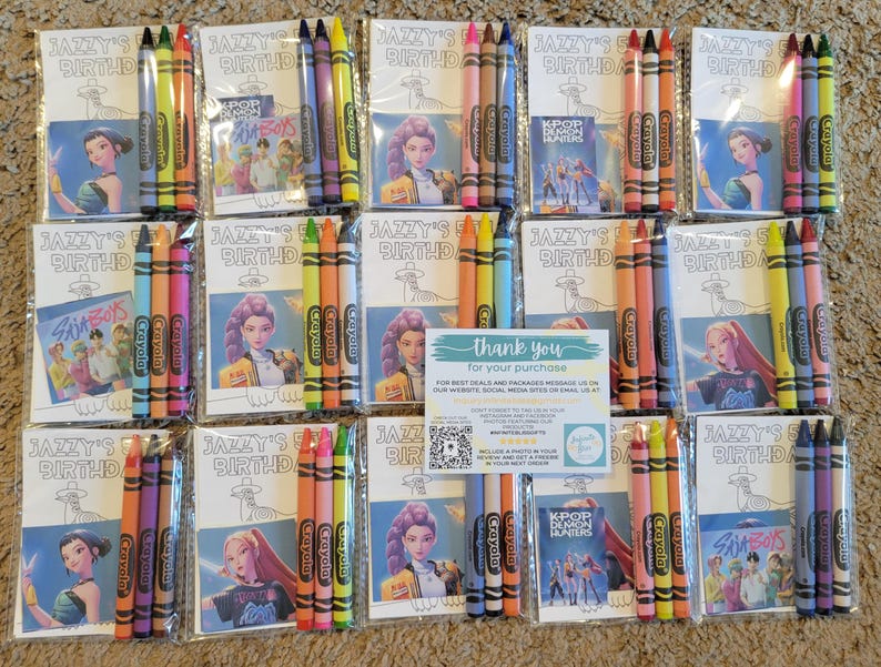 K&ouml;nnte beinhalten: Mehrere Buntstiftpackungen und Malb&uuml;cher sind auf einer Oberfl&auml;che angeordnet. Jede Packung enth&auml;lt ein Set Buntstifte und ein Malbuch mit dem Text "JAZZY'S BIRTHDAY". Einige Malb&uuml;cher zeigen Bilder von animierten Charakteren.