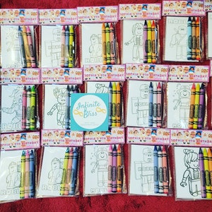 Pu&ograve; includere: Un set di 12 sacchetti per bomboniere, ognuno contenente una pagina da colorare con un personaggio di Roblox e un set di pastelli. I sacchetti sono decorati con il testo "Sophia's 9th Birthday".