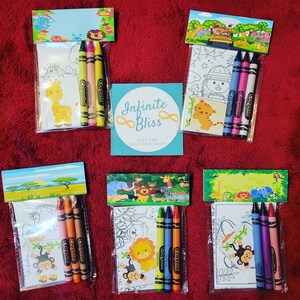 K&ouml;nnte beinhalten: F&uuml;nf transparente Plastikt&uuml;ten mit Malvorlagen und Buntstiften. Jede T&uuml;te hat ein anderes Dschungeltier-Motiv. Die T&uuml;ten sind mit "Infinite Bliss, Gift and Souvenir Shop" beschriftet.
