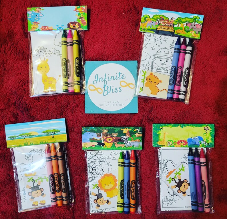 K&ouml;nnte beinhalten: F&uuml;nf transparente Plastikt&uuml;ten mit Malvorlagen und Buntstiften. Jede T&uuml;te hat ein anderes Dschungeltier-Motiv. Die T&uuml;ten sind mit "Infinite Bliss, Gift and Souvenir Shop" beschriftet.