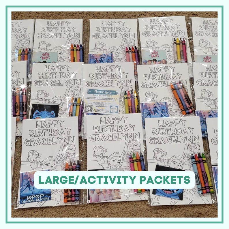K&ouml;nnte beinhalten: Eine Sammlung von Geburtstags-Aktivit&auml;tspaketen. Jedes Paket enth&auml;lt ein Malbuch mit dem Text "HAPPY BIRTHDAY GRACELYNN", Buntstifte und eine kleine Karte. Die Pakete sind mit "LARGE/ACTIVITY PACKETS" beschriftet.
