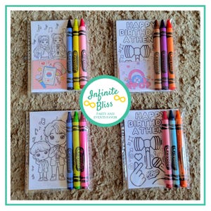K&ouml;nnte beinhalten: Vier Party-Sets, jeweils mit einem Malbuch und einem Packung Buntstifte. Die Malb&uuml;cher zeigen Strichzeichnungen von Zeichentrickfiguren und den Text "HAPPY BIRTHD ATHEN". Jede Buntstiftpackung enth&auml;lt 4-6 Buntstifte.