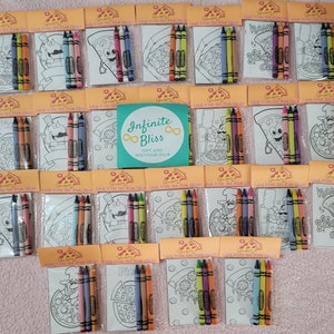 Puede incluir: Un conjunto de 20 p&aacute;ginas para colorear con ilustraciones de pizzas. Cada p&aacute;gina est&aacute; empaquetada con tres l&aacute;pices de colores en una bolsa de pl&aacute;stico transparente. Las bolsas est&aacute;n etiquetadas con "Love from the Pizza Slices". Las p&aacute;ginas para colorear presentan varios dise&ntilde;os de pizzas, incluyendo una rebanada de pizza con una cara, un chef de pizza y una pizza con la palabra "Pizza" escrita en ella. Los l&aacute;pices de colores son rojo, azul y amarillo.