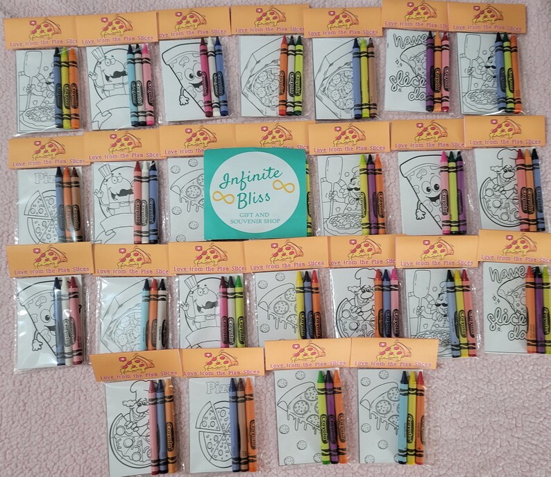 Puede incluir: Un conjunto de 20 p&aacute;ginas para colorear con ilustraciones de pizzas. Cada p&aacute;gina est&aacute; empaquetada con tres l&aacute;pices de colores en una bolsa de pl&aacute;stico transparente. Las bolsas est&aacute;n etiquetadas con "Love from the Pizza Slices". Las p&aacute;ginas para colorear presentan varios dise&ntilde;os de pizzas, incluyendo una rebanada de pizza con una cara, un chef de pizza y una pizza con la palabra "Pizza" escrita en ella. Los l&aacute;pices de colores son rojo, azul y amarillo.