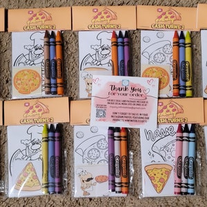 Puede incluir: Un conjunto de diez bolsas de regalo para fiestas, cada una con una p&aacute;gina para colorear y cuatro crayones. Las p&aacute;ginas para colorear presentan ilustraciones con tem&aacute;tica de pizza, incluyendo un chef de pizza, una rebanada de pizza y una caja de pizza. Las bolsas est&aacute;n etiquetadas con "Cash Turns 2" y tienen un coraz&oacute;n rojo con un contorno blanco. Una bolsa tiene una nota de agradecimiento que dice "Gracias por su pedido".