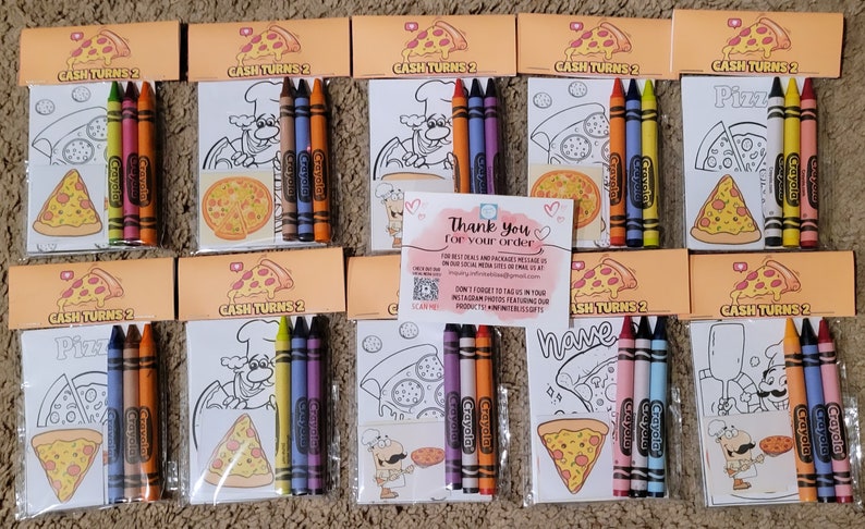 Puede incluir: Un conjunto de diez bolsas de regalo para fiestas, cada una con una p&aacute;gina para colorear y cuatro crayones. Las p&aacute;ginas para colorear presentan ilustraciones con tem&aacute;tica de pizza, incluyendo un chef de pizza, una rebanada de pizza y una caja de pizza. Las bolsas est&aacute;n etiquetadas con "Cash Turns 2" y tienen un coraz&oacute;n rojo con un contorno blanco. Una bolsa tiene una nota de agradecimiento que dice "Gracias por su pedido".