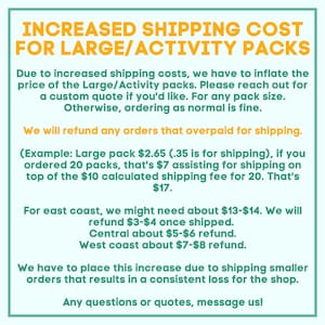 K&ouml;nnte beinhalten: Infografik mit t&uuml;rkisfarbenem Rahmen und Hintergrund. Der Text in Orange und Gelb lautet "ERH&Ouml;HTE VERSANDKOSTEN F&Uuml;R GROSSE/AKTIVIT&Auml;TS-PAKETE". Zus&auml;tzlicher Text erkl&auml;rt Versandkosten und R&uuml;ckerstattungen.