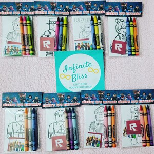 Pu&ograve; includere: Otto piccole buste con pagine da colorare e matite colorate. Ogni busta ha un diverso personaggio di Roblox sul davanti. Le buste sono etichettate "Riden's 6th Birthday".